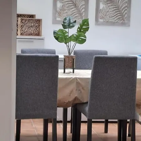 Apartment Charming Ground Just Off Main St! Gibraltar