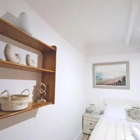 Charming Ground Just Off Main St! Apartment Gibraltar